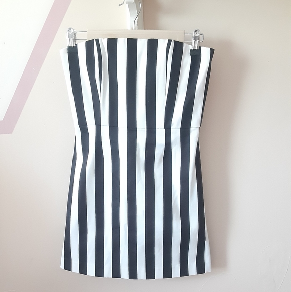 Alice + Olivia Dresses & Skirts - Alice + Olivia Strapless Stripes Dress